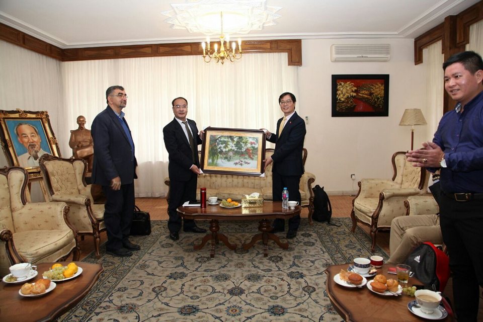 Phó Chánh Văn phòng Tổng cục Du lịch Bùi Quang Hưng (bên trái) tặng quà lưu niệm cho Đại sứ Nguyễn Hồng Thạch